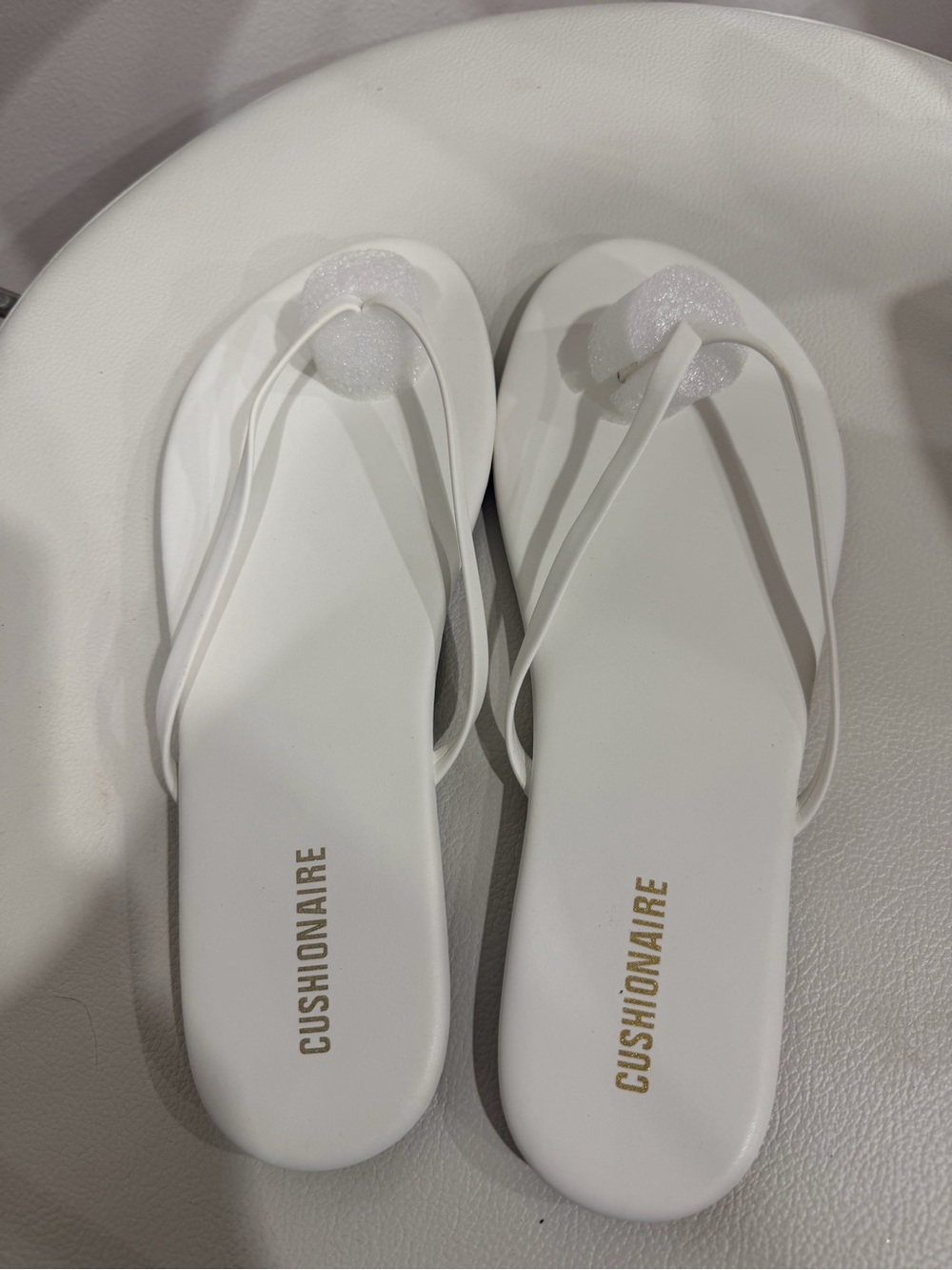 Cushionaire White Glitter Toe-Ring Flat Sandals